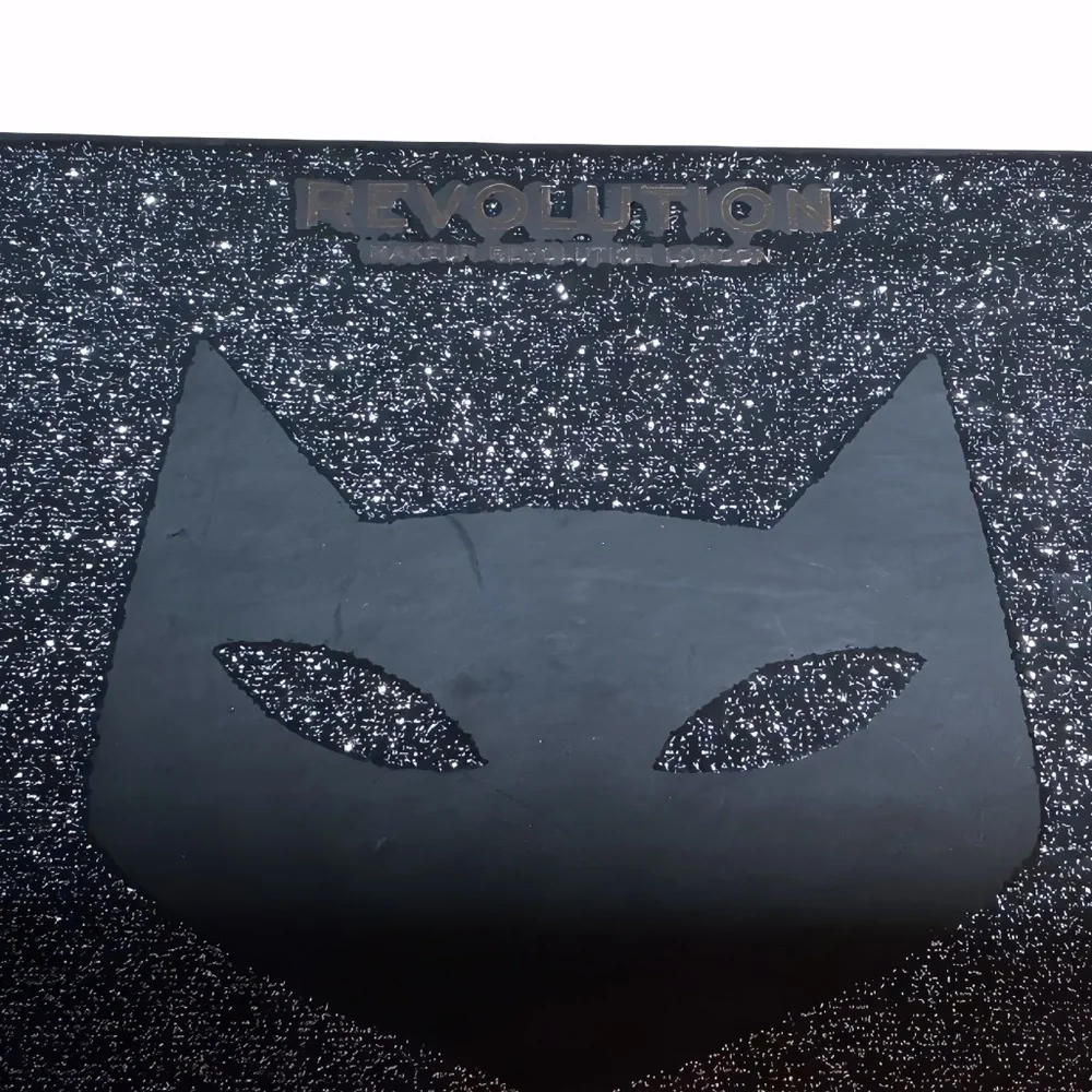 Catwoman Small Eyeshadow Palette, Revolution, 9 Shades, Mattes Shimmer, New Nwob